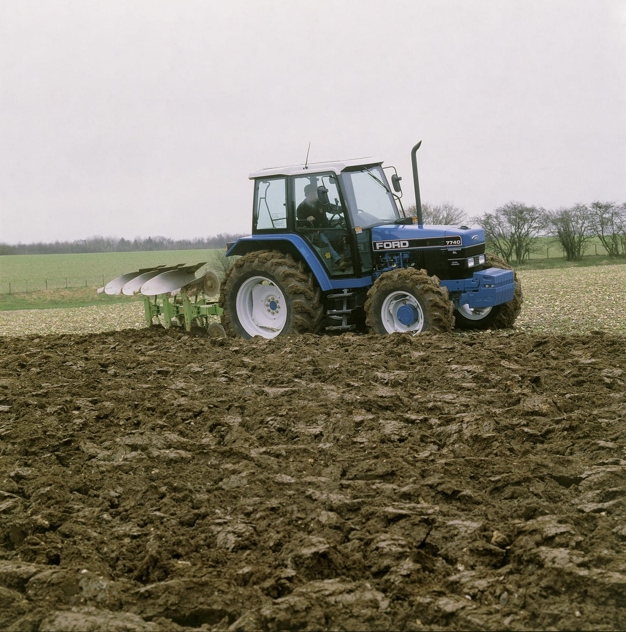 Tractor Ford–New Holland Serie 40 trabajando en una explotación agrícola mixta
