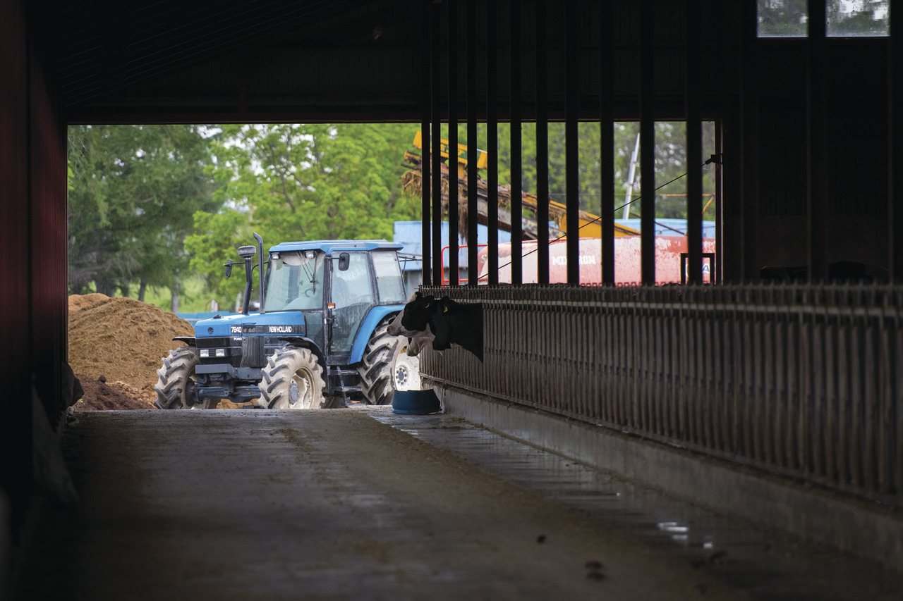 Tractor Ford–New Holland en entorno agrícola