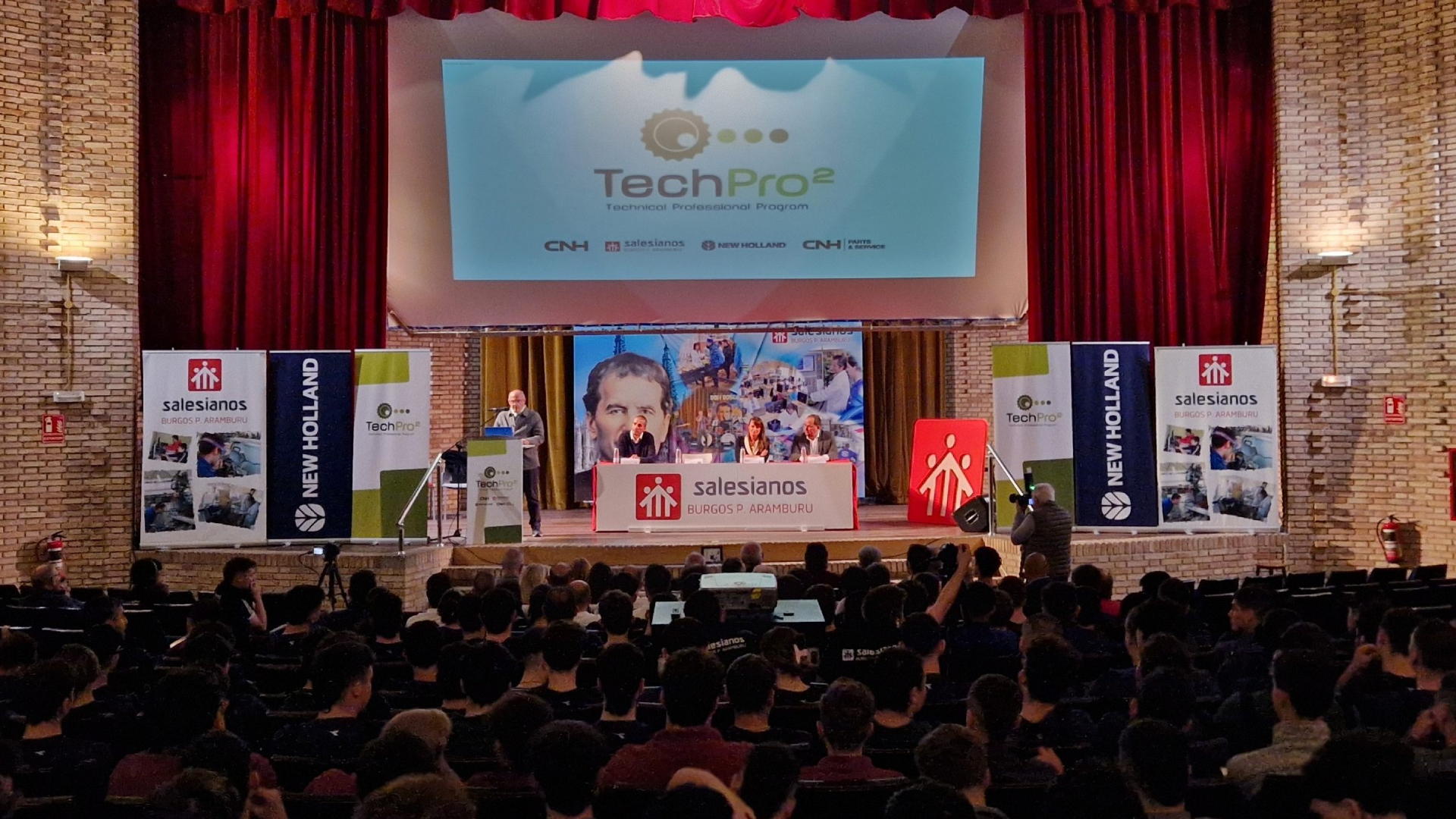 “TechPro² en Burgos – convenio New Holland–Salesianos para la formación de mecánicos de tractores”