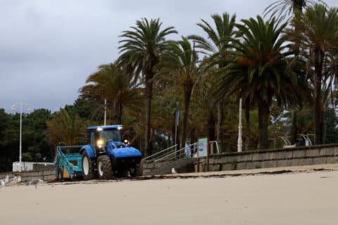 Tractor T6 Methane Power propulsado por biometano limpiando las playas, el primer tractor que funciona con energía renovable