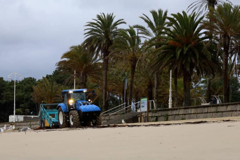 Tractor T6 Methane Power propulsado por biometano limpiando las playas, el primer tractor que funciona con energía renovable