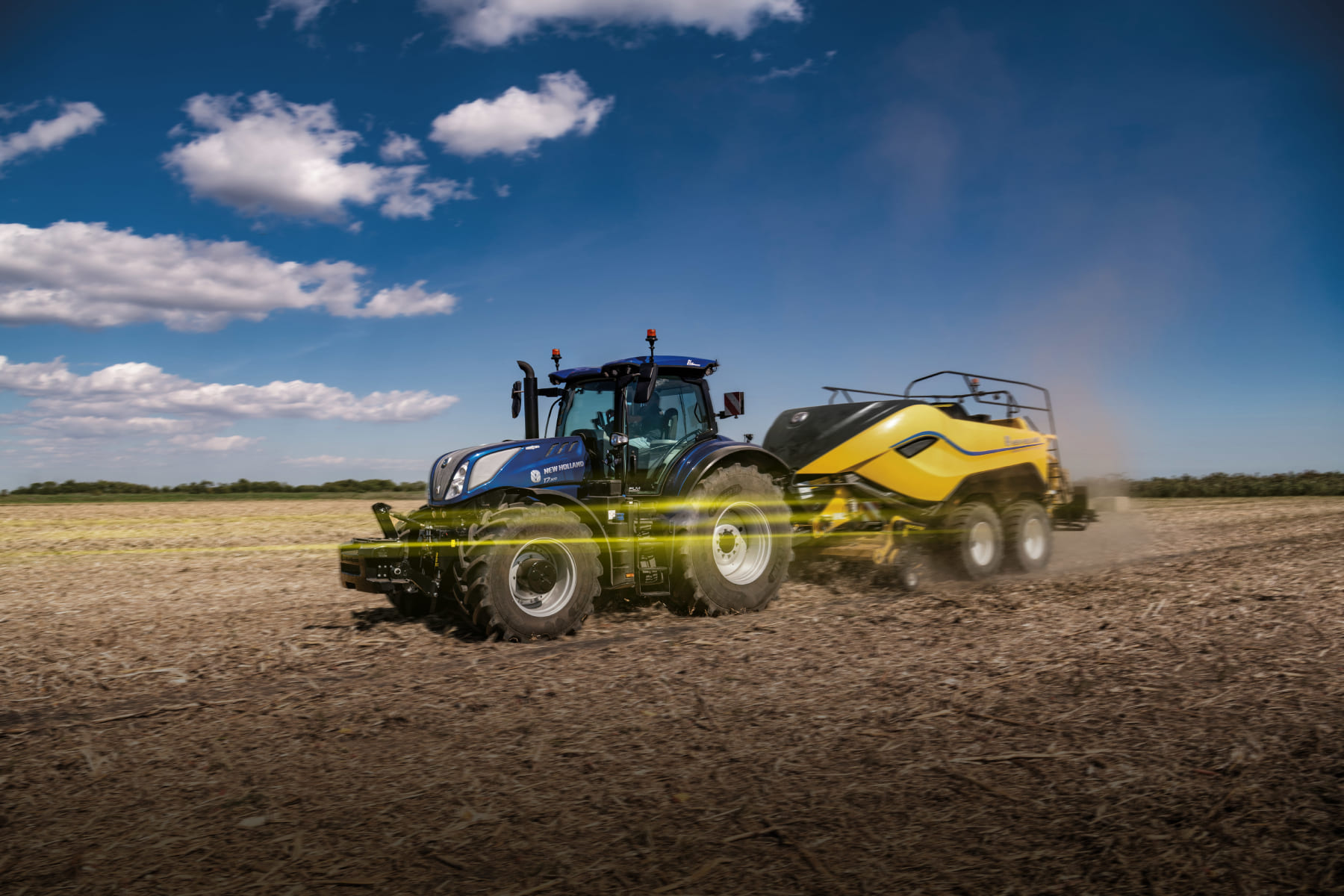 el tractor T7.300 AutoCommand combinado con la empacadora Big Baler