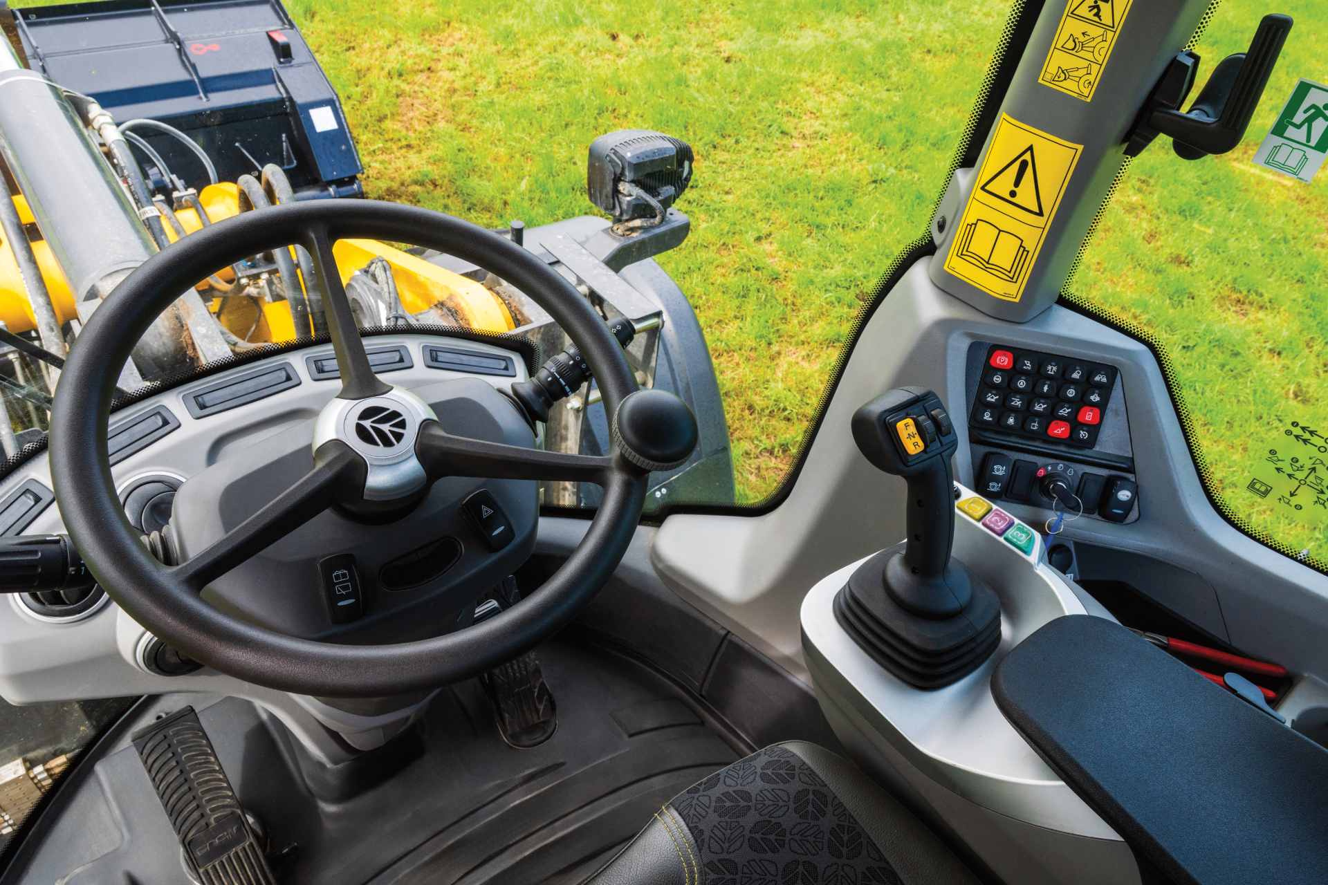 Cabina con todos los elementos interiores del W170D+ Forage Power