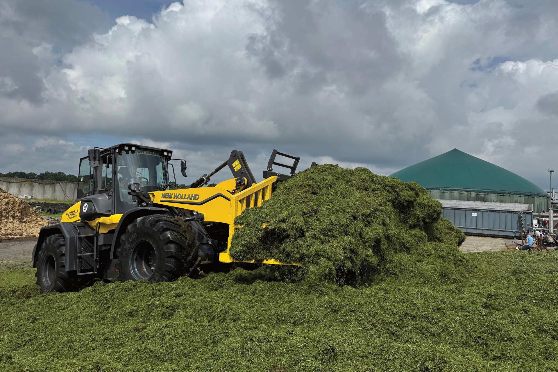 W170D+ Forage Power en plena acción con la cuchara llena