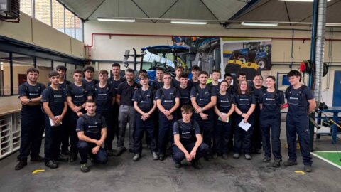 Aula-taller de TechPro² con maquinaria y recambios cedidos para prácticas reales