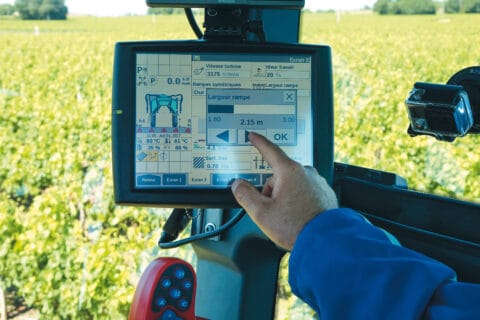 Parámetros en pantalla de la vendimiadora Braud